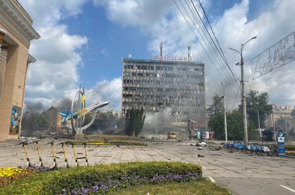 Російські загарбники вдарили по Вінниці ракетами. Є поранені і загиблі. Фото і відео                     
