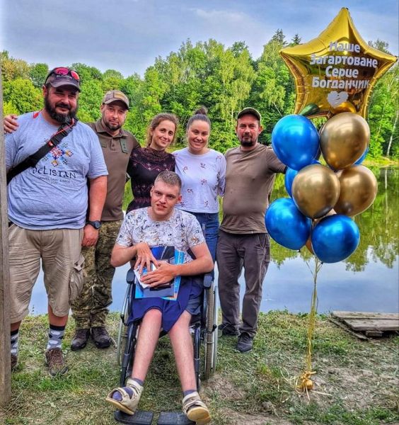 Хлопець на інвалідному візку допомагає готувати тушонки для армії. Історія волонтерської родини з Вінниччини                    
