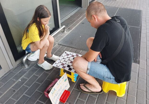 Девочка, игравшая в шашки с прохожими на Позняках, собрала для ВСУ более 20 тыс грн. 