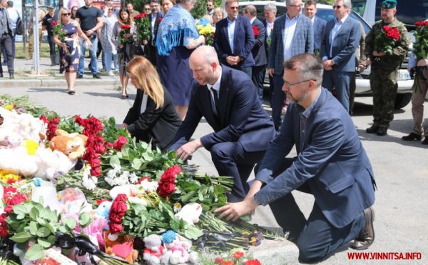 Борзов і Моргунов показали послам країн ЄС та Ізраїлю наслідки російських ракетних ударів по Вінниці. Фото                     
