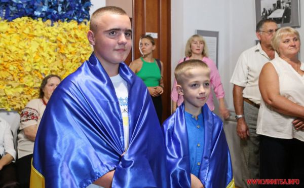 Кілька місяців продавали квіти: у Вінниці двоє братиків купили для захисників сонячну панель та потужний повербанк                    

