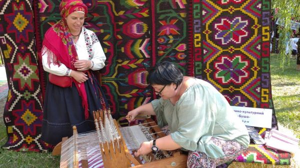 Вінничани представляли подільську творчість на фестивалі килимів у Молдові                     
