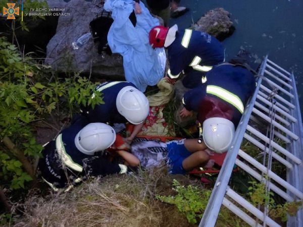 На Вінниччині рятувальники за допомогою драбини та мотузки витягли з урвища чоловіка, який впав зі скелі                     
