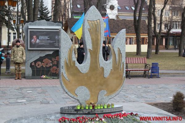  Тризуб та інтерактивну стелу пам’яті Героїв Небесної Сотні і АТО перенесуть зі скверу біля Вежі на площу Тараса Шевченка                    
