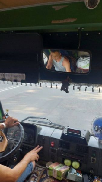 У Дніпрі водій автобуса порвав пасажирці блузу (Фото)