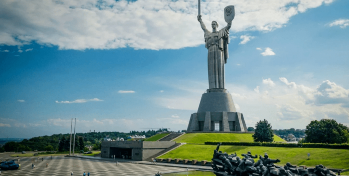 батьківщина мати, монумент у Києві, декомунізація, герб срср, радянська символіка