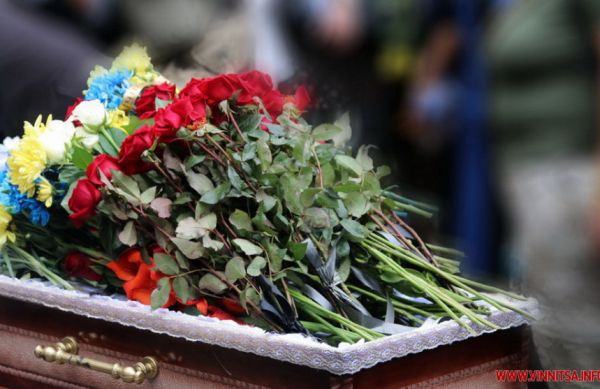 Вінничани навколішках та з квітами провели в останню путь захисника Дмитра Білоконя                     
