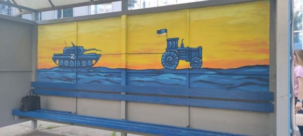 “Доброго ранку! Ми з України!”: у Кривому Розі створили патріотичну автобусну зупинку