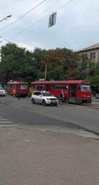 У Дніпрі на Богдана Хмельницького трамвай зійшов з рейок
