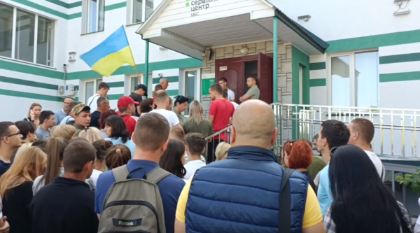 Ранкові черги «за правами» - біля сервісного центру МВС у Вінниці збираються десятки людей                    
