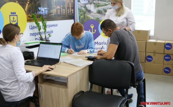 «Клініку, в якій я працював 35 років, – знищили». Лікар з Маріуполя, який переїхав до Вінниці, надає консультації переселенцям і опановує новий досвід                    
