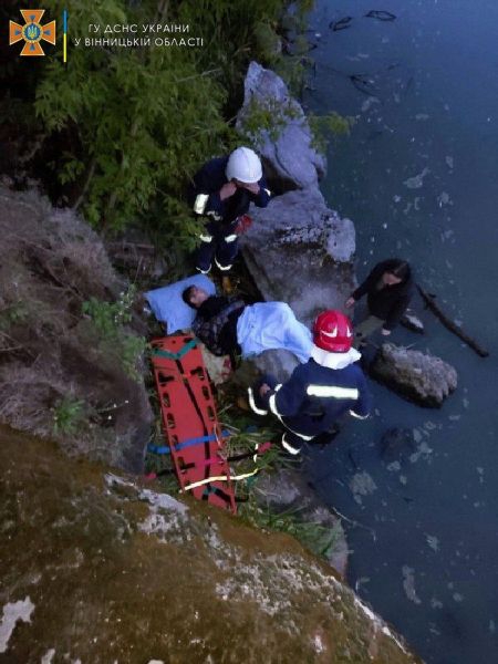 На Вінниччині рятувальники за допомогою драбини та мотузки витягли з урвища чоловіка, який впав зі скелі                     
