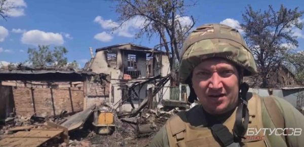 
Росіяни обстрілюють селище Піски під Донецьком з трьох боків, але взяти не можуть – відео 