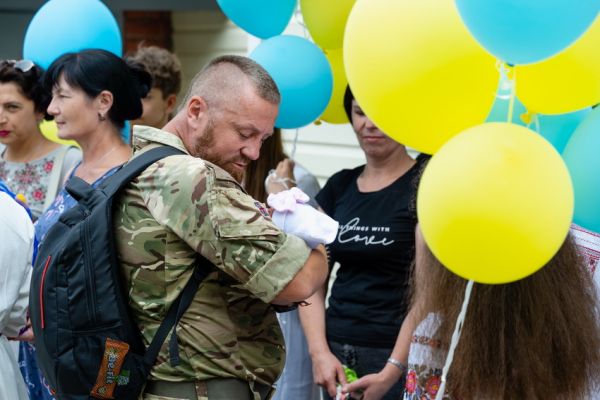 Найемоційніша зустріч. Військовий у Вінниці зустрів дружину з новонародженою донечкою                     
