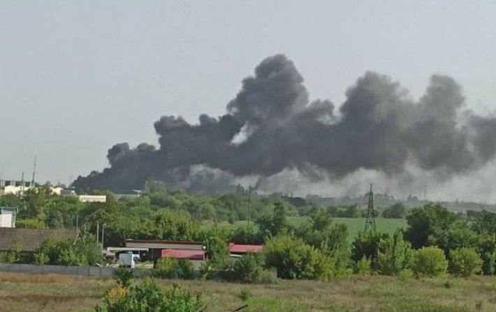 На базе россиян в Новой Каховке взрывы и сильный пожар