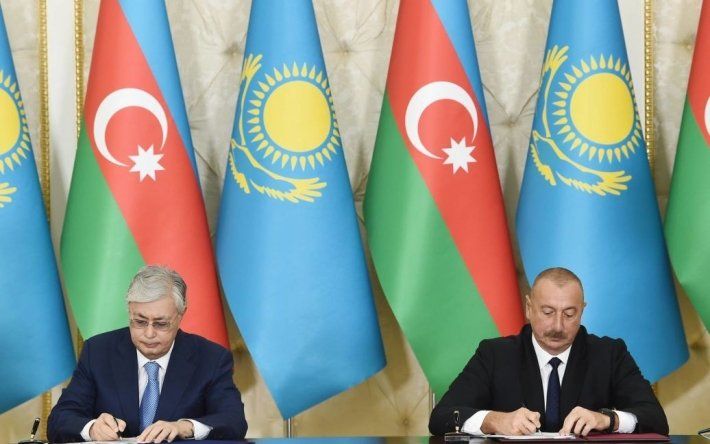 Правильная денацификация: президенты Азербайджана и Казахстана во время встречи отказались общаться на русском