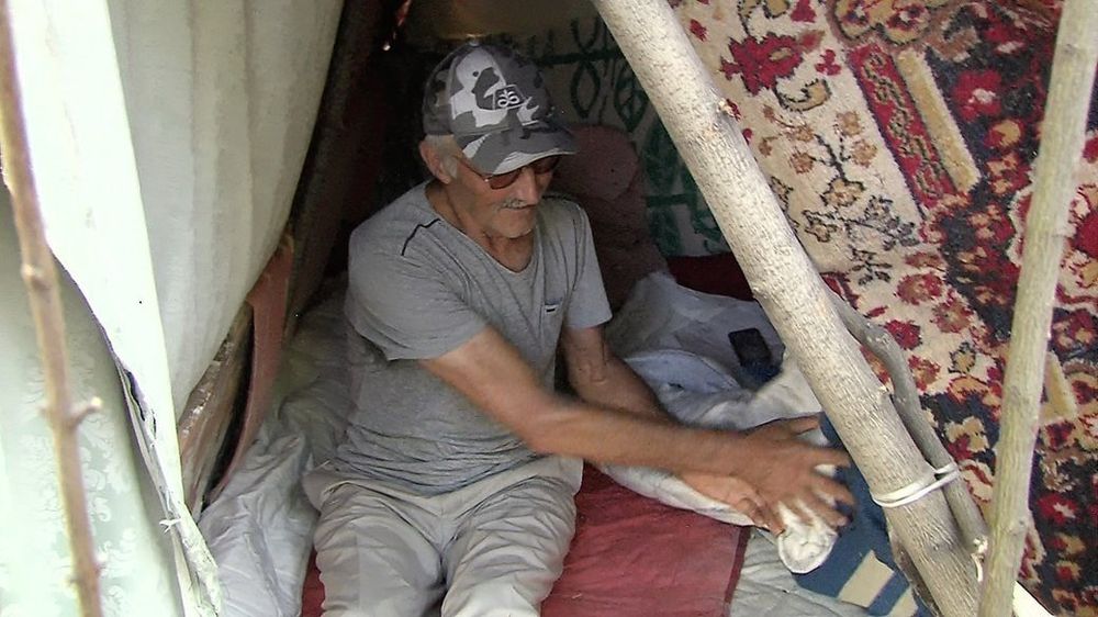 В Запорожье переселенец три месяца жил в самодельной палатке на улице