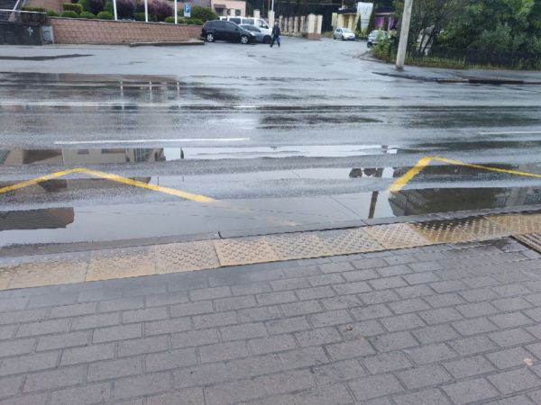Вінничани скаржаться, що зупинка тролейбуса на Електромережі залита водою і вимагають ремонту асфальту                    

