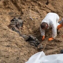 Зеленський показав масові поховання в Ізюмі: 400 убитих, у тому числі діти
