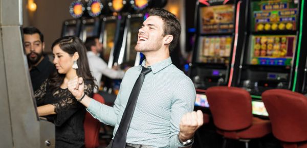 
Гравці у казино ухиляються від сплати податку на виграш. Гетманцев показав цифри 