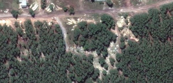 
Як виглядало місце масового поховання під Ізюмом у березні та серпні: супутникові знімки 