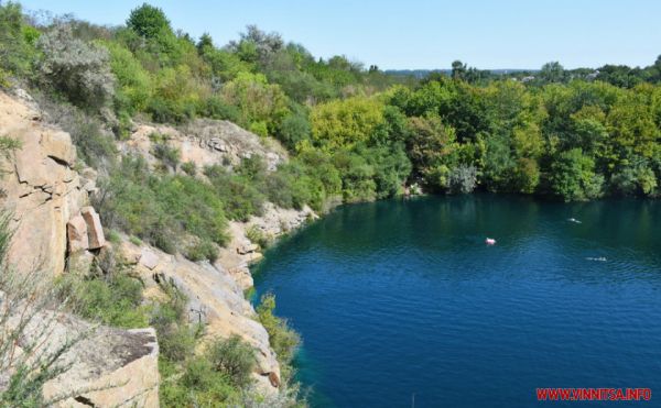 Блакитна лагуна: фоторепортаж із затопленого Губницького кар’єру                    
