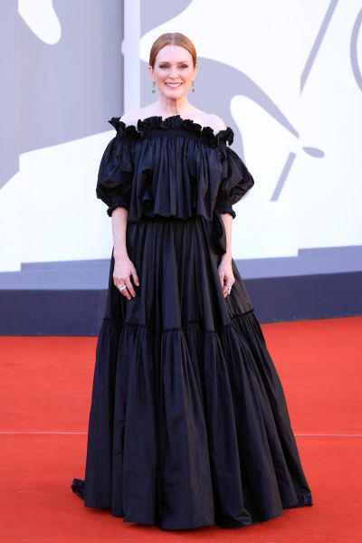 Lady in black: Кейт Бланшетт і Джуліанна Мур позували на закритті Венеційського фестивалю