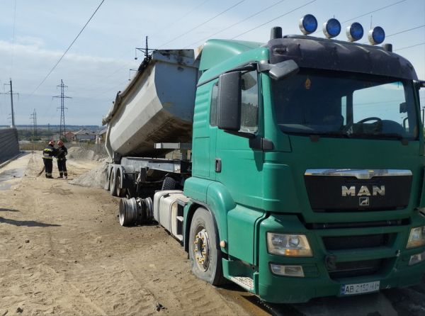 У Вінниці вразило струмом самоскид, який вивантажувався під лінією електропередач                     
