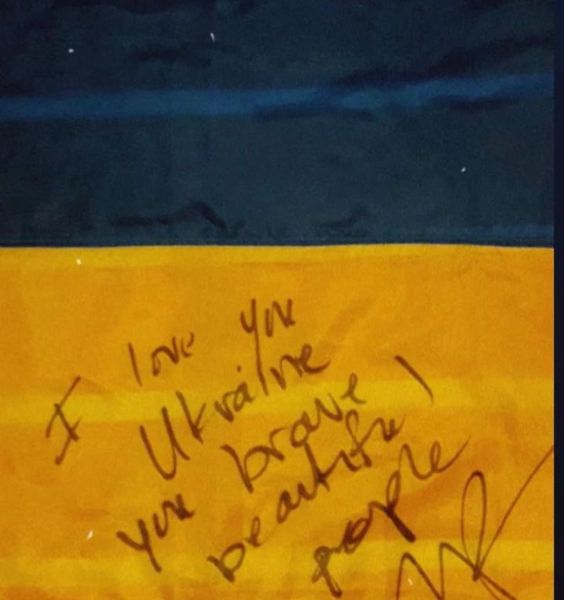 Співачка LP у Варшаві підняла синьо-жовтий прапор на підтримку України