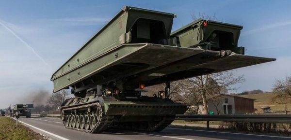 
Німеччина готує для ЗСУ мостові системи та 90 платформ для перевезення важких озброєнь 