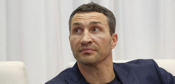 
Легендарний боксер звернувся до Шольца: Україні потрібні танки 