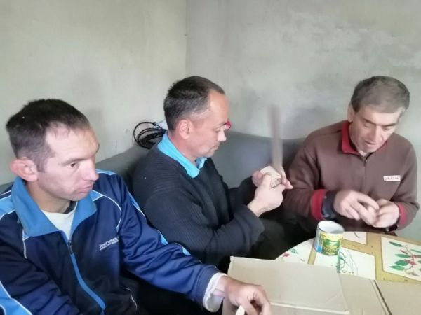 На Вінниччині колишні безхатченки допомагають виготовляти окопні свічки для воїнів на фронт                     
