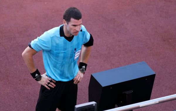 VAR по-боснійськи: cуддя подивився повтор спірного епізоду в телефоні фаната