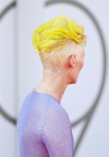 Тільда Свінтон на Венеційському фестивалі з'явилася з жовтим волоссям на підтримку України
