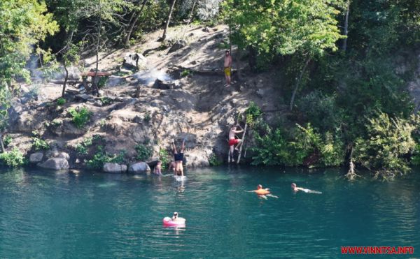 Блакитна лагуна: фоторепортаж із затопленого Губницького кар’єру                    
