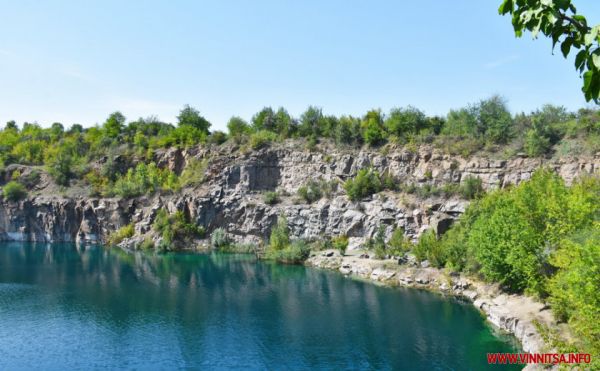 Блакитна лагуна: фоторепортаж із затопленого Губницького кар’єру                    
