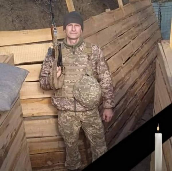 На Вінниччині сотні людей провели в останню путь загиблого бойового медика Руслана Вітинського                    
