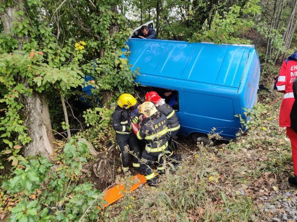 На Вінниччині мікроавтобус з'їхав в кювет, де зіткнувся з деревом. Один з пасажирів помер в кареті «швидкої»                    
