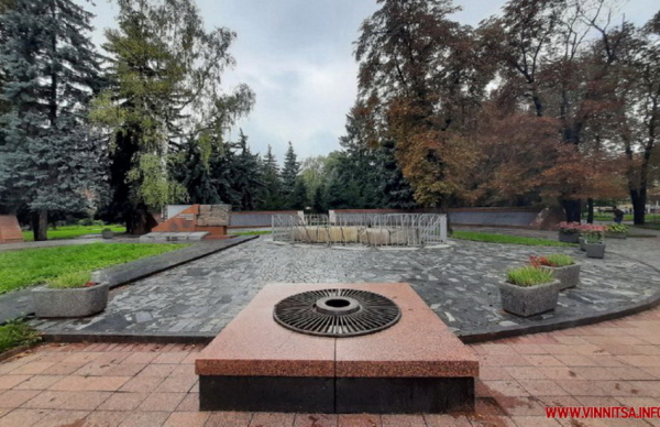 У центрі Вінниці демонтували частину Меморіалу на Європейській площі. Фото                     
