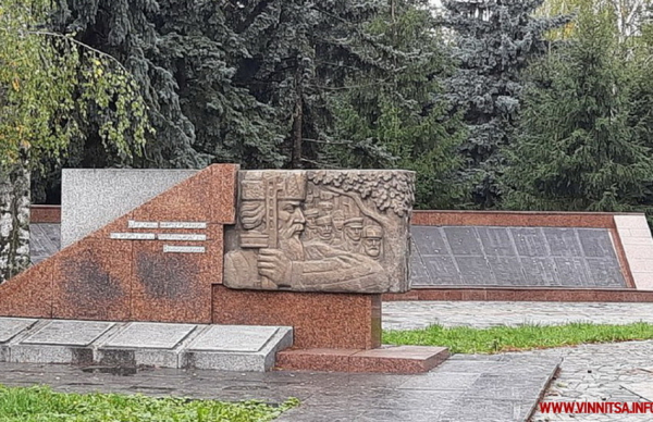 У центрі Вінниці демонтували частину Меморіалу на Європейській площі. Фото                     
