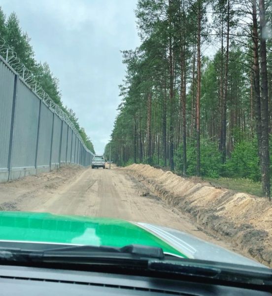 
Польща добудувала "стіну" на кордоні з Білоруссю – фото 