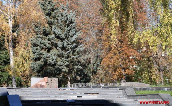 У центрі Вінниці демонтували частину Меморіалу на Європейській площі. Фото                     
