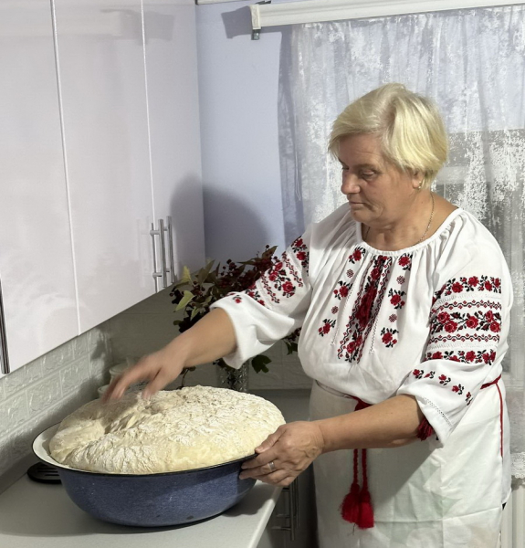 На Вінниччині жінка випікає в печі домашній хліб за давнім рецептом і передає на фронт для воїнів ЗСУ                     
