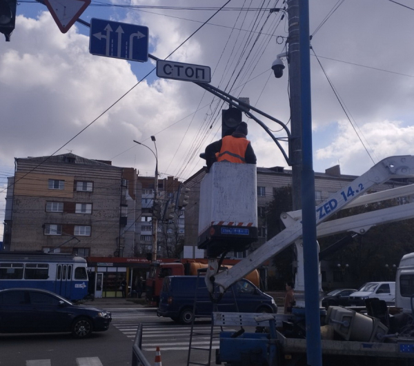 У Вінниці для підвищення безпеки руху на перехресті вулиць Зодчих-Пирогова замінюють світлофори                    
