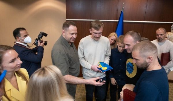 Звільненим з полону командирам "Азовсталі" присвоїли звання Героїв України