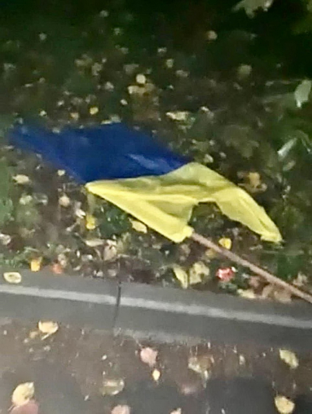 На Вінниччині затримали чоловіка, який зірвав і прапор України з пам’ятника Героям Небесної Сотні та мав намір спаплюжити Державний символ                     
