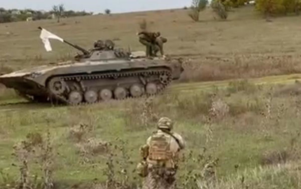 Росіяни продали українським військовим БМП - Кім
