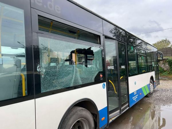 У Могилів-Подільському зловмисники розтрощили вікна у муніципальному автобусі, який недавно вперше вийшов на маршрут                     
