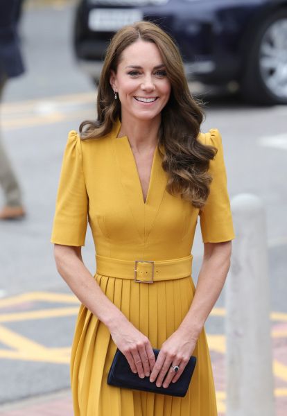 Кейт Міддлтон обрала жовту сукню для візиту до королівської лікарні