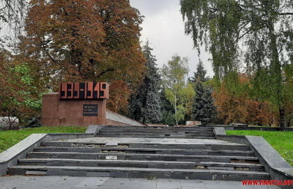 У центрі Вінниці демонтували частину Меморіалу на Європейській площі. Фото                     
